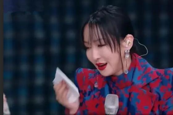 萨顶顶的“假唱转话筒事件”,萨顶顶假唱转话筒事件视频