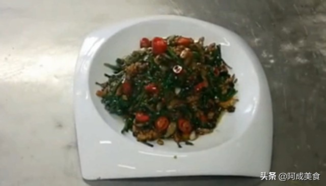 厨师长教做鱿鱼炒韭菜,大厨做美食韭菜炒鸡蛋