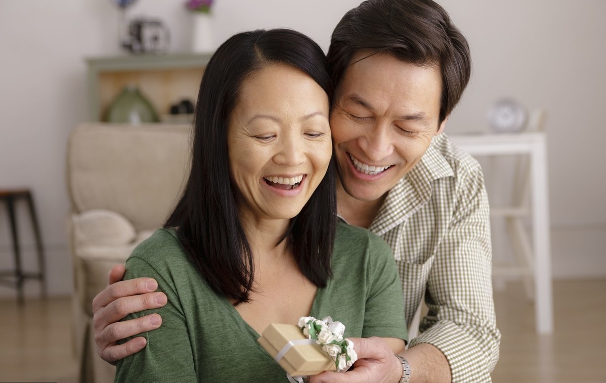 绝经10年还不断出现潮热正常吗,更年期没绝经一直流血怎么回事