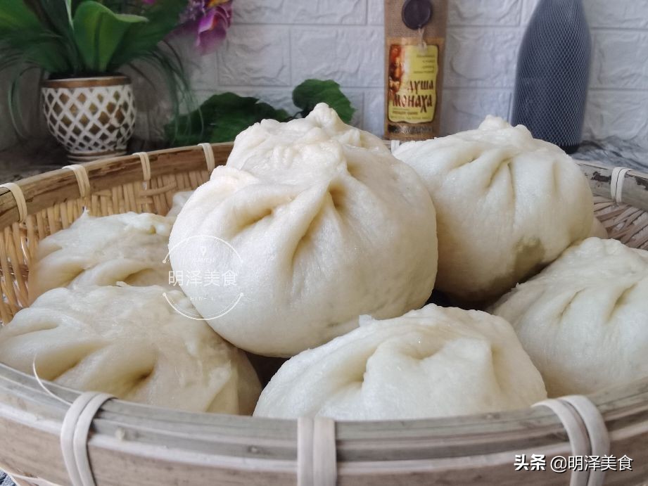 这种蔬菜很少生虫,用它做馅蒸包子,味道鲜香,我一次能吃四五个