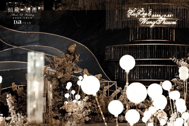 香槟色主题婚礼大屏幕视频,小饭店香槟色婚礼布置简约