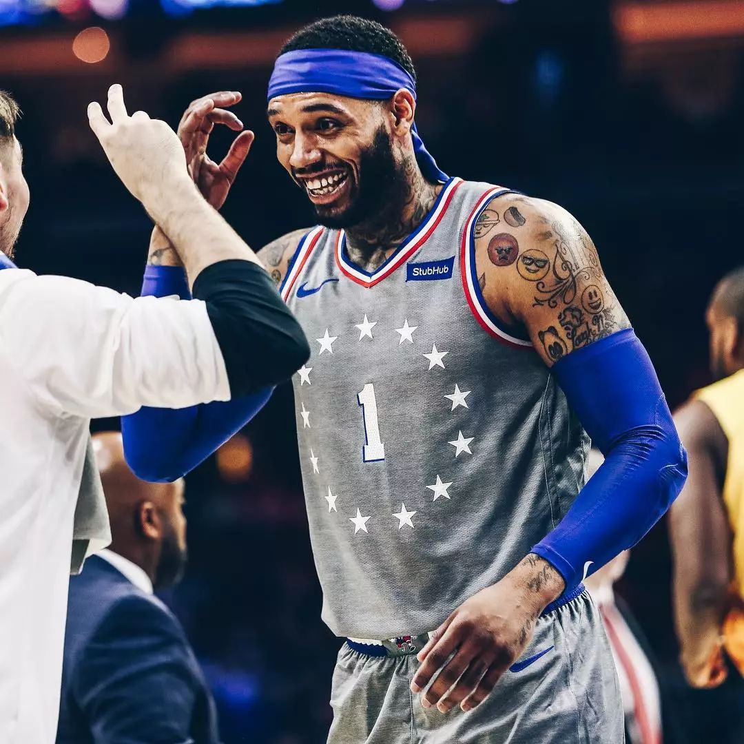 球场冲突拿东西砸人,篮球冲突拿板凳砸人