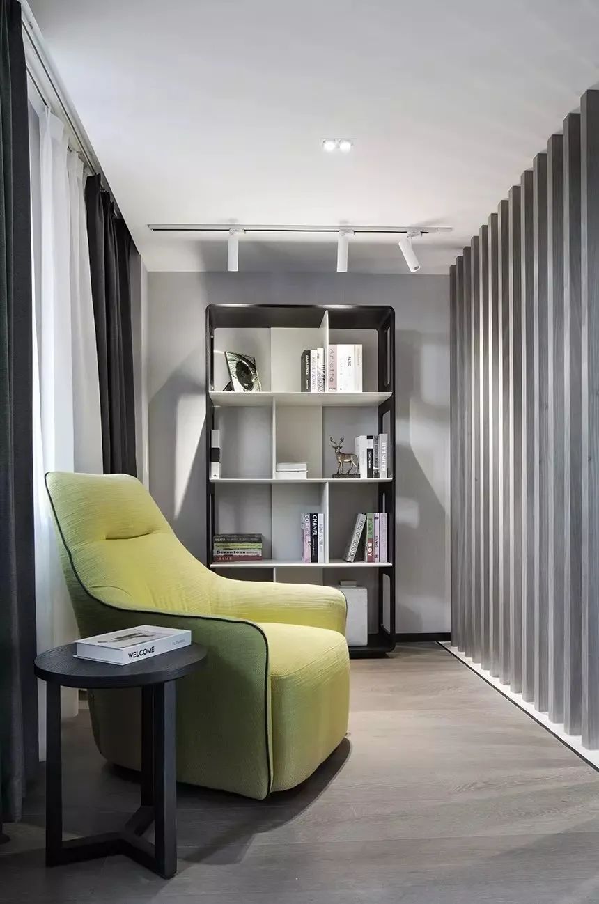 复式楼现代轻奢装修风格木饰面,现代简约风格灰白装修小户型