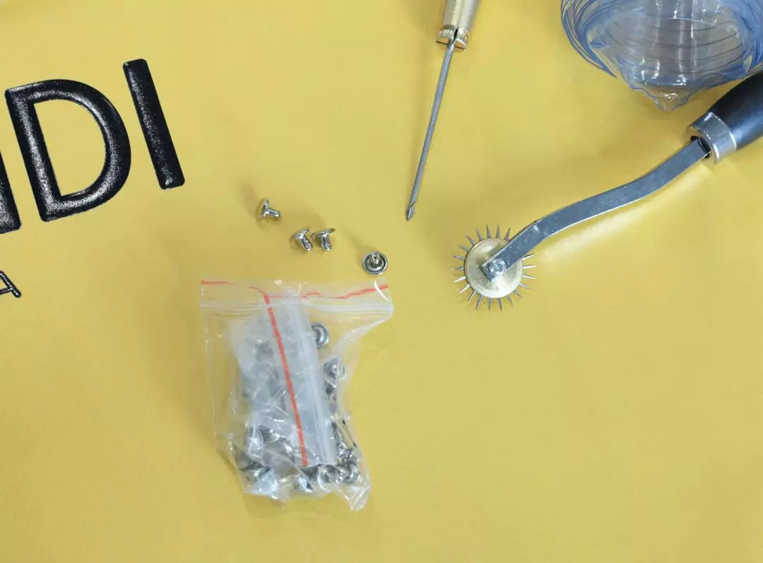 废旧纸袋如何做收纳包包,大牌纸袋斜挎包包改造教程