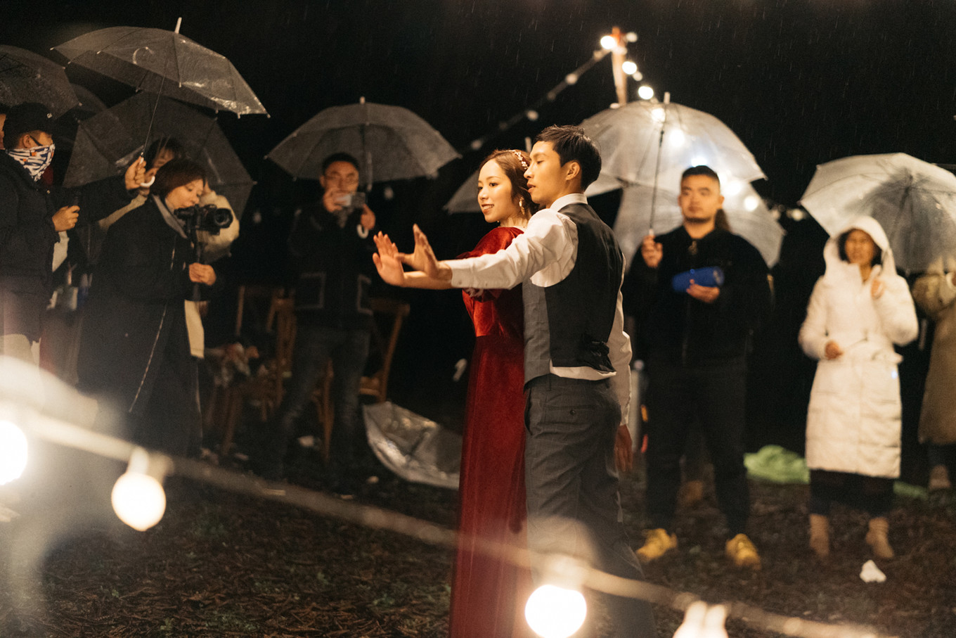 我们带上婚纱，去与世隔绝的山中办了一场绝世婚礼