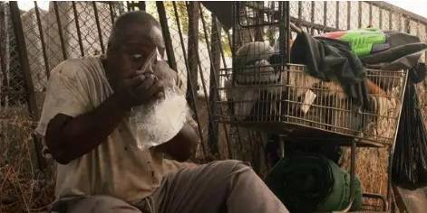 为什么有人喜欢闻汽油,为什么人喜欢闻汽油尾气