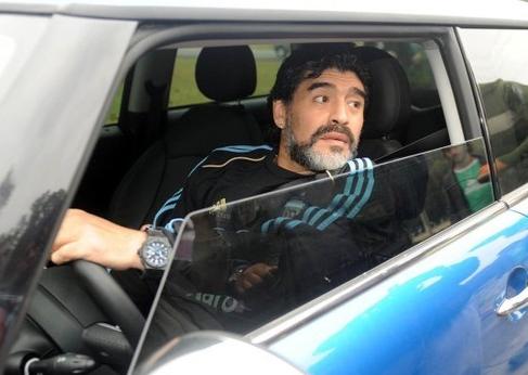 马拉多纳撞电线杆逃逸,马拉多纳撞车