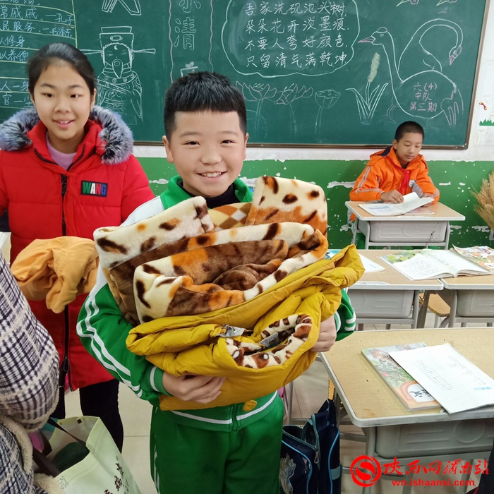 爱心捐赠进校园寒冬温情暖人心,乡村小学爱心捐赠活动简报