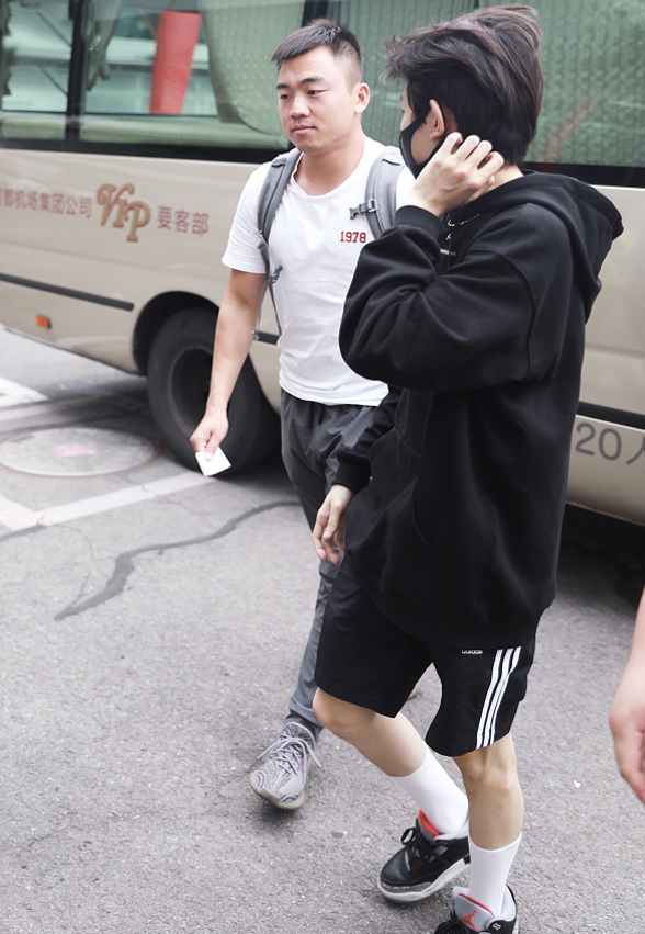 王一博小腿为什么那么细,王源的小腿袜怎么穿