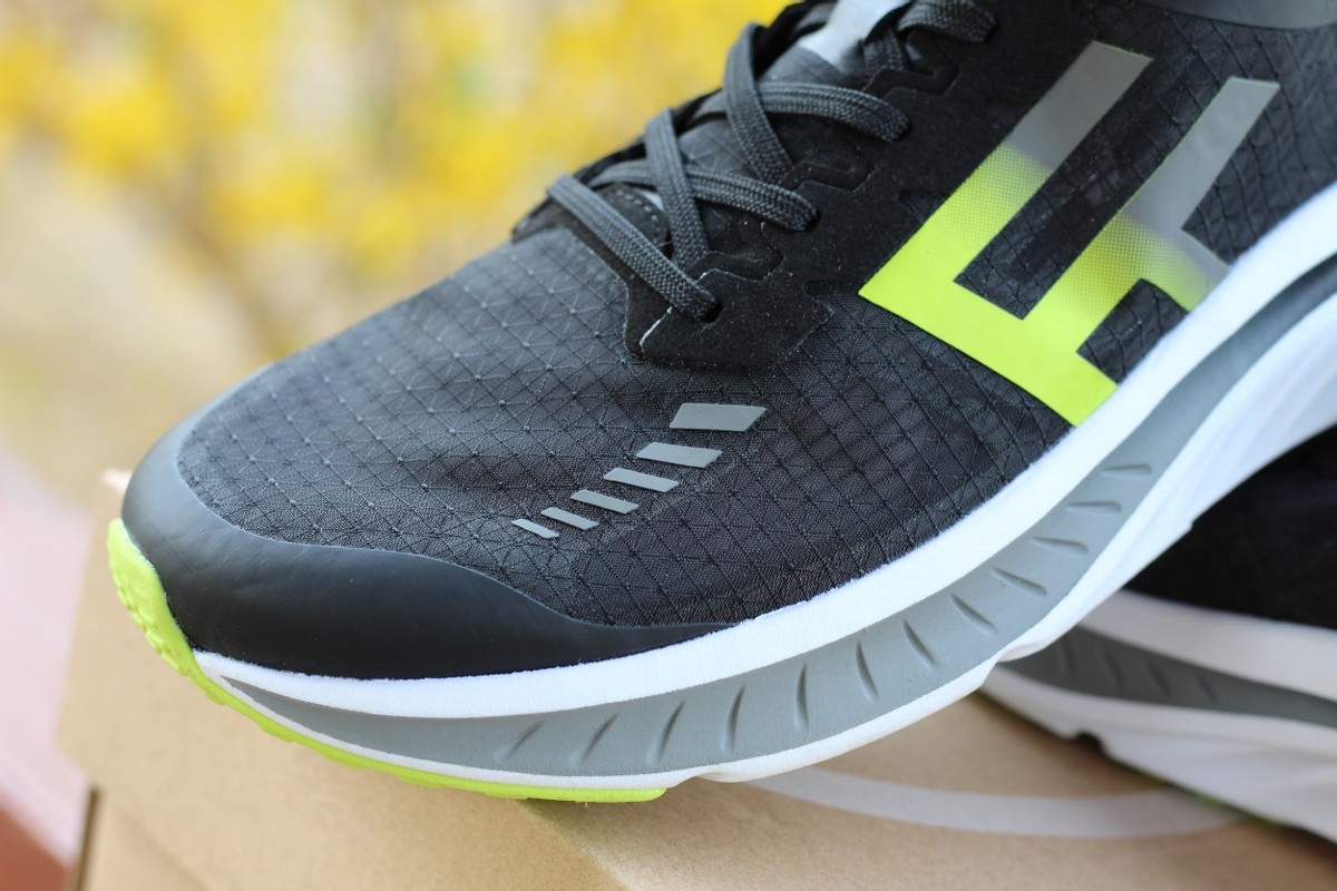 freetie轻跑鞋一代和二代,小米freetie云弹轻跑鞋