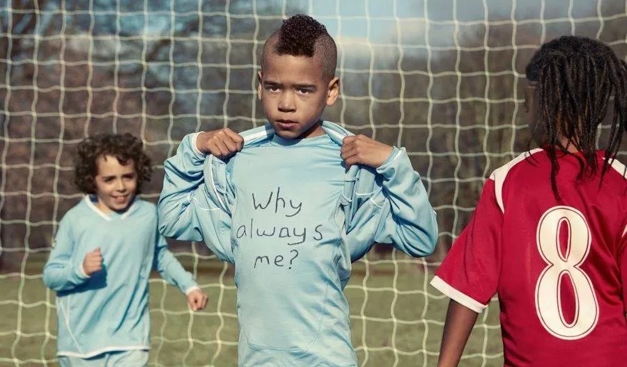 足球搞笑名场面,足球反歧视名场面