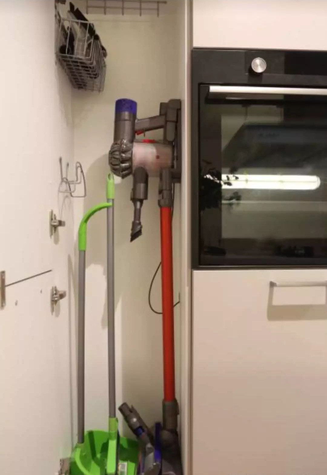 客厅阳台一体办公桌,主卧衣帽间加办公桌