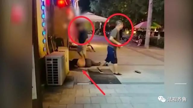 青岛俩男子深夜当街殴打人致死,青岛一男子被当街殴打