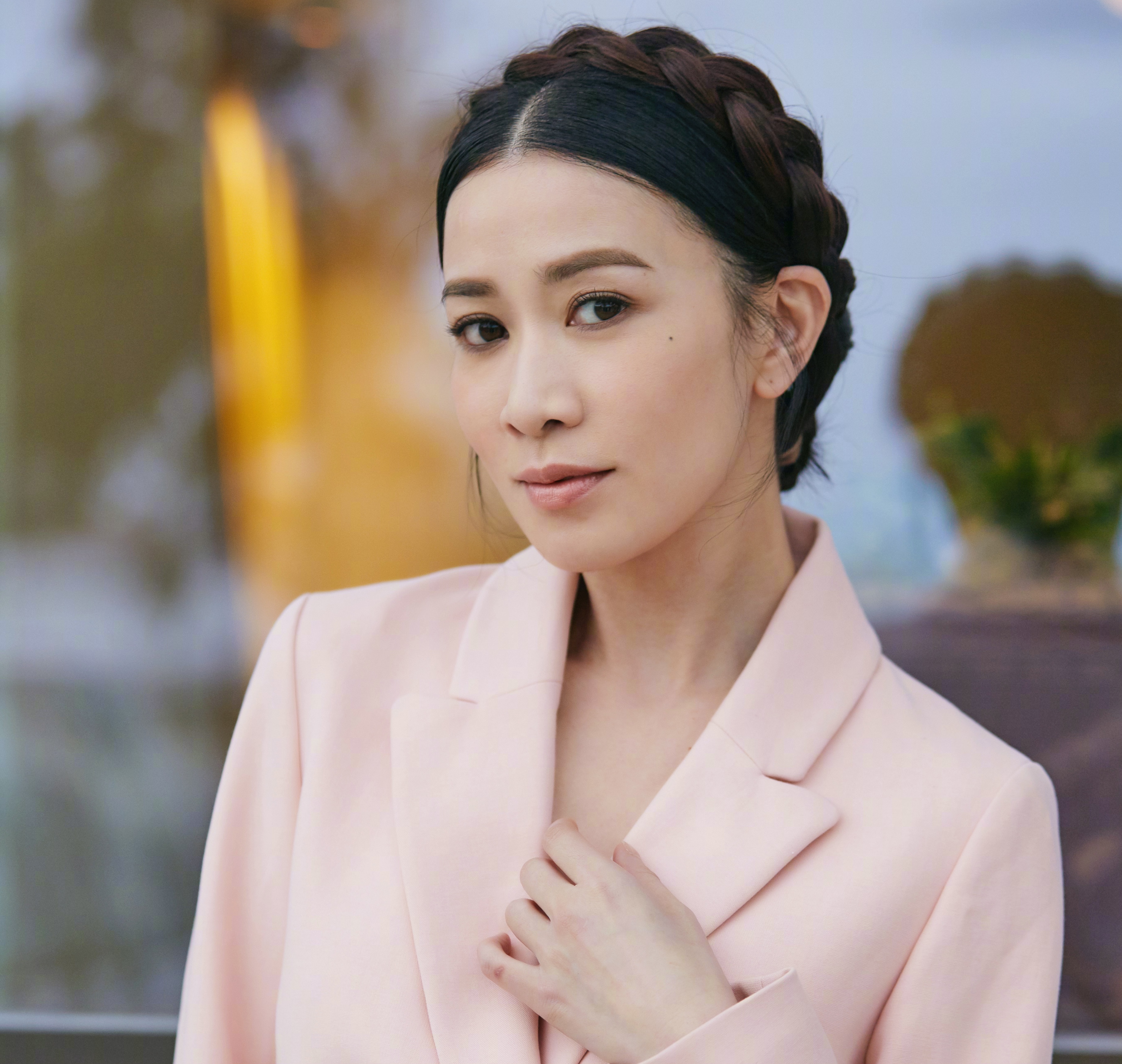 中分发型要具备哪几点才会好看,女生中分不好看用什么发型好看