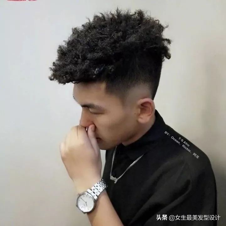 黑皮肤适合的发色卷发,黑皮肤适合烫什么发型好