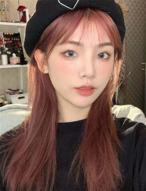 今年深灰亚麻色流行的头发颜色,深棕灰和棕咖色头发哪个好看