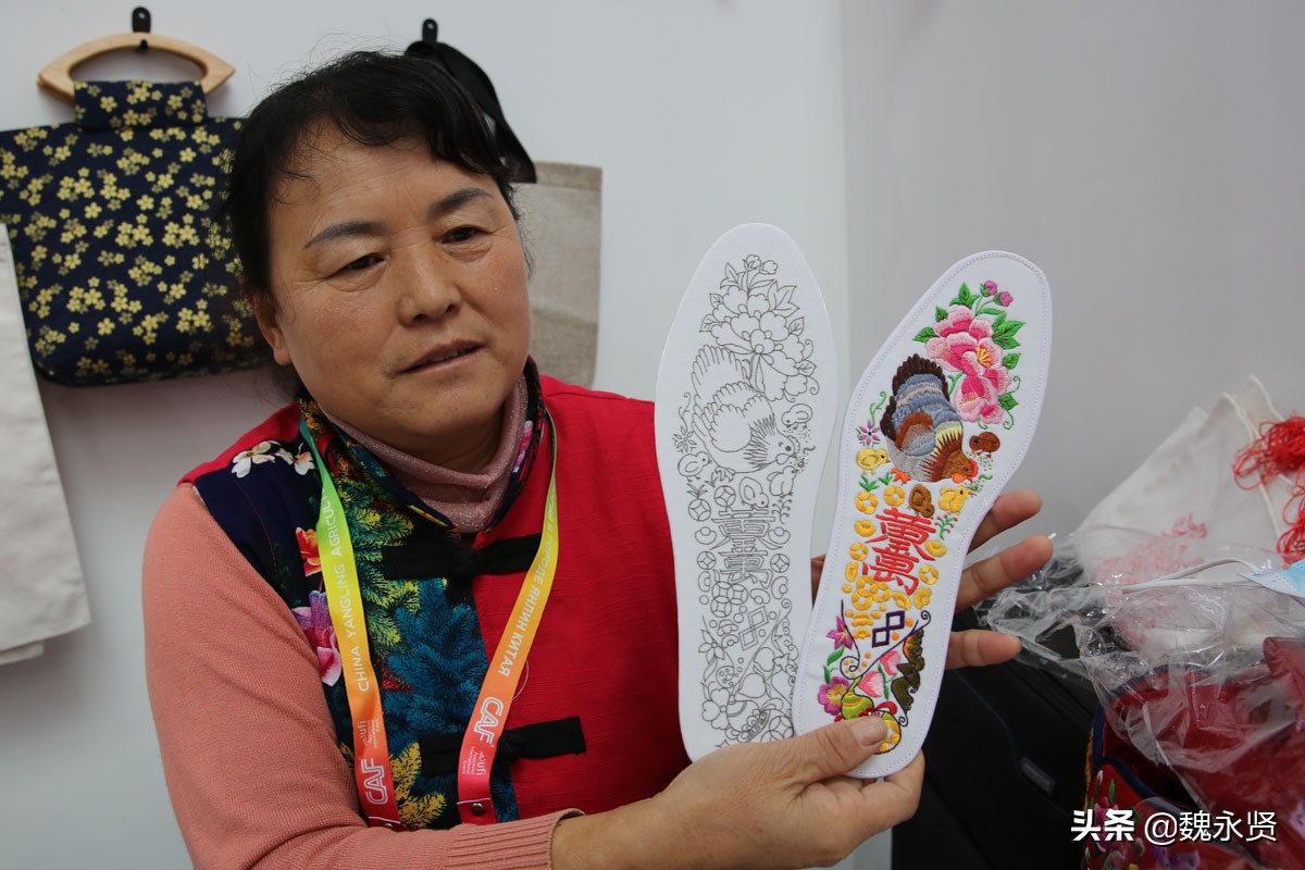 陕北绣娘连续11年赶农高会：一双生肖鞋垫绣一周，卖480元