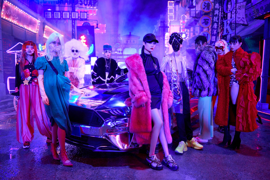 李宇春穿搭又酷又野宛若黑天鹅,李宇春早期上造型改造节目