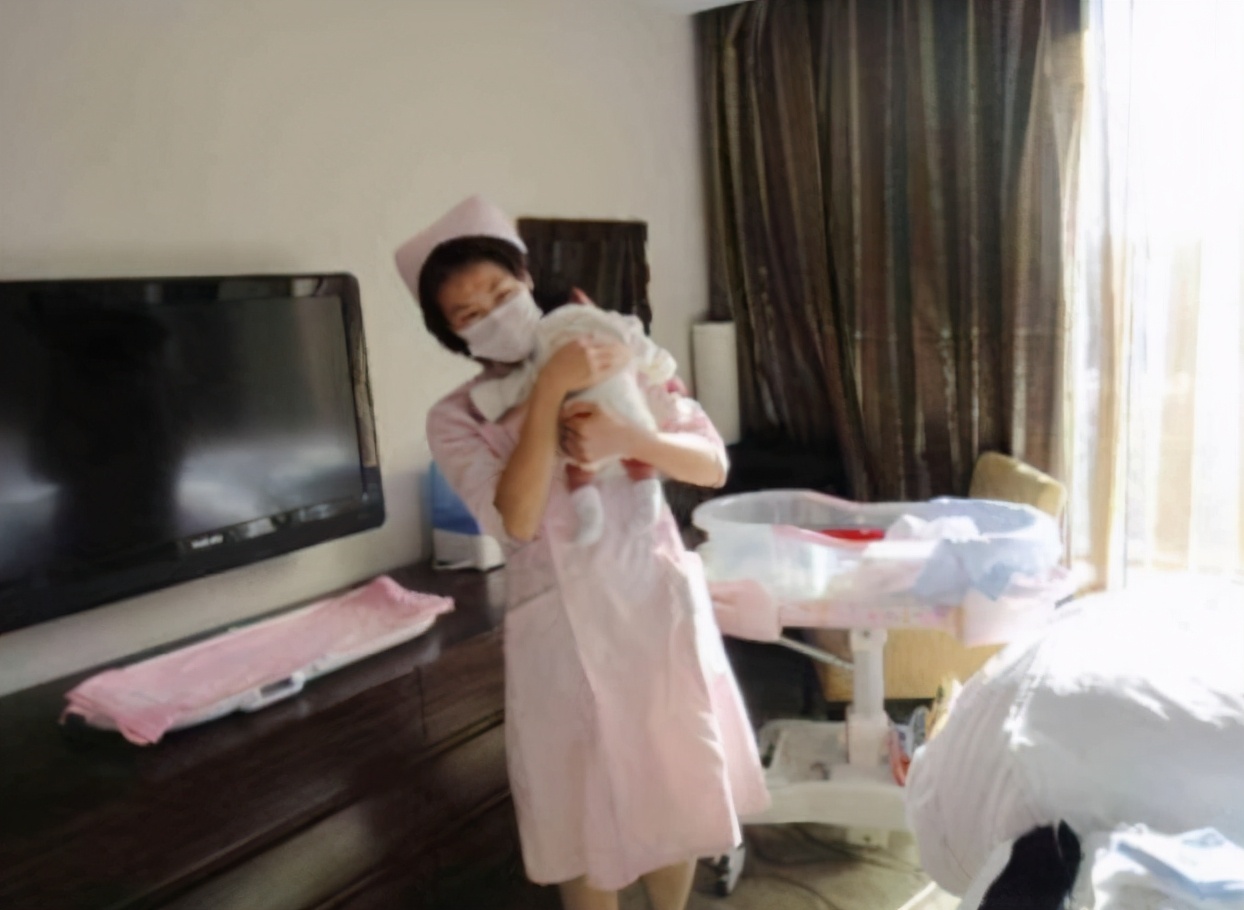 给宝宝拍嗝过程中吐奶怎么回事,给宝宝拍嗝时吐奶应该怎么办