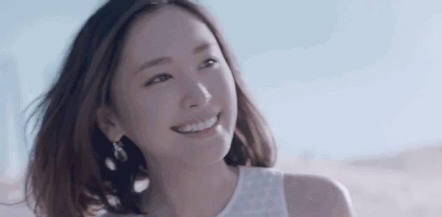 硬刚女皇龙妈也扛不住法令纹,2条沟壑让人心疼,贴一贴就消了