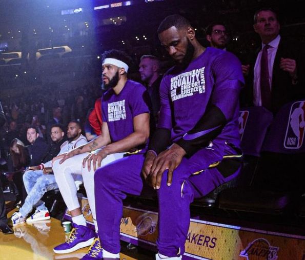 詹姆斯的传球意识到底有多强,35岁詹姆斯抢断湖人