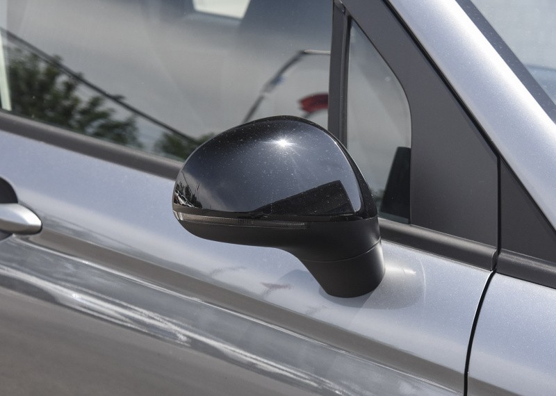 90后美女的南瓜马车—零跑T03配置高、操控好，续航400