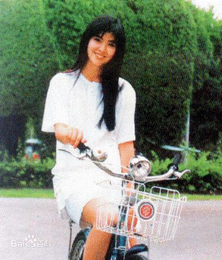 昔日美人王祖贤现身香港,一张照片变身港风女神王祖贤