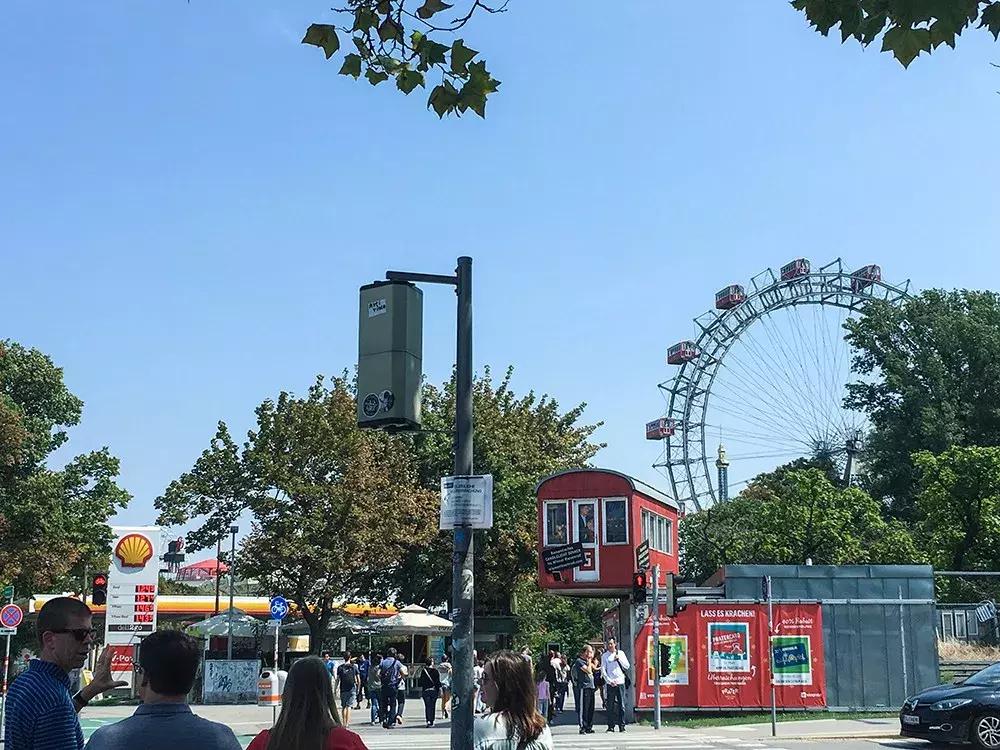 公共停车位被电动车霸占违不违法,电动车占用公共停车位的行为