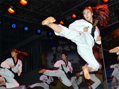 小女孩学跆拳道教练把他压哭了,学跆拳道妹子遇到坏人