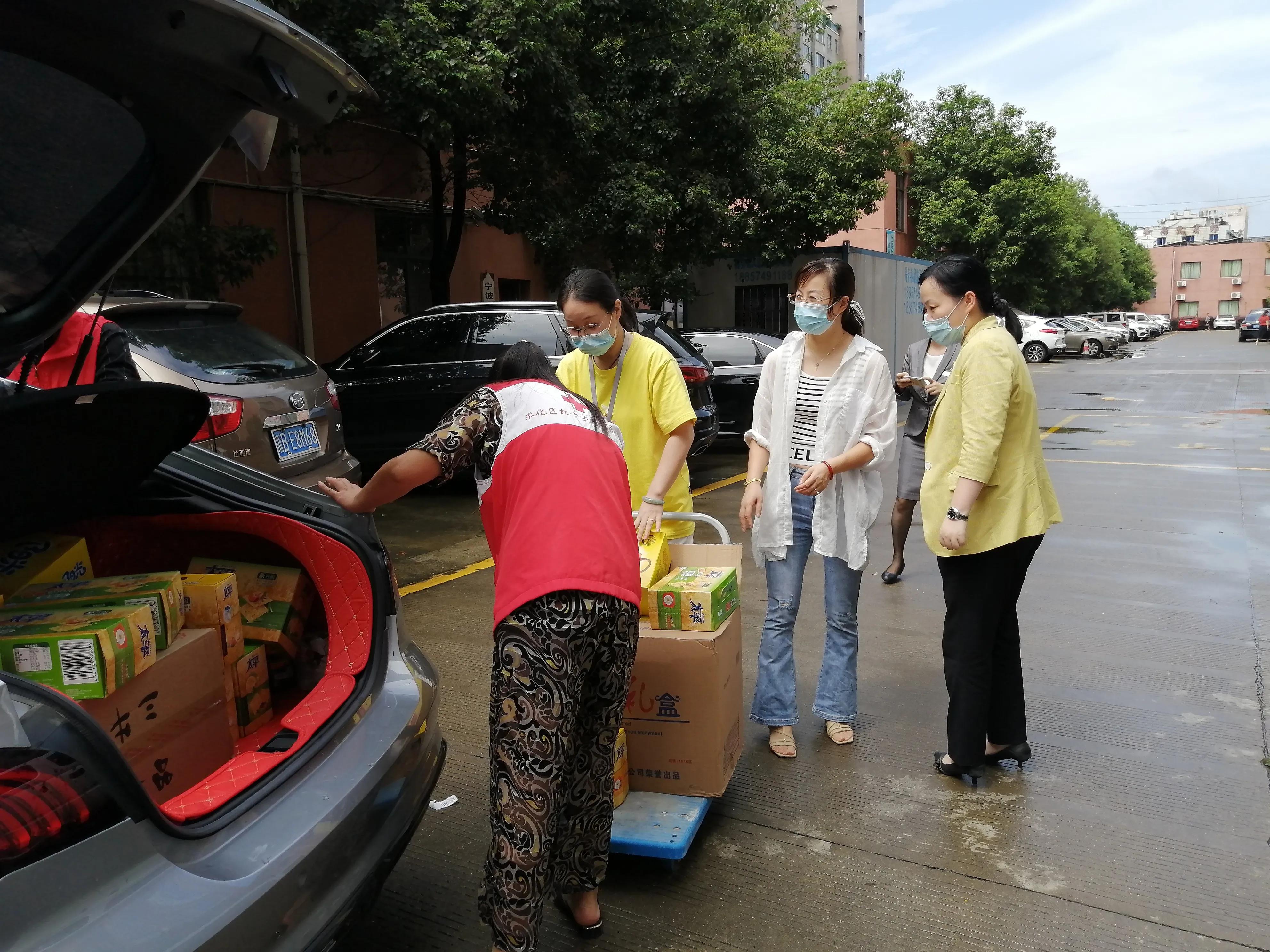 爱心企业关爱老人传递温暖回报,爱心企业为敬老院老人送礼