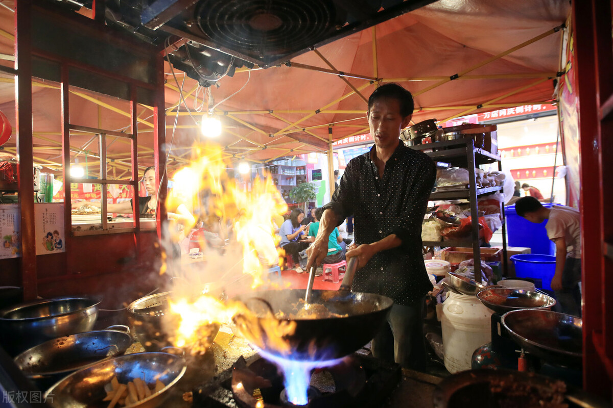 在山东开一个烧烤店一天能赚多少,90后开烧烤摊一年赚了100万