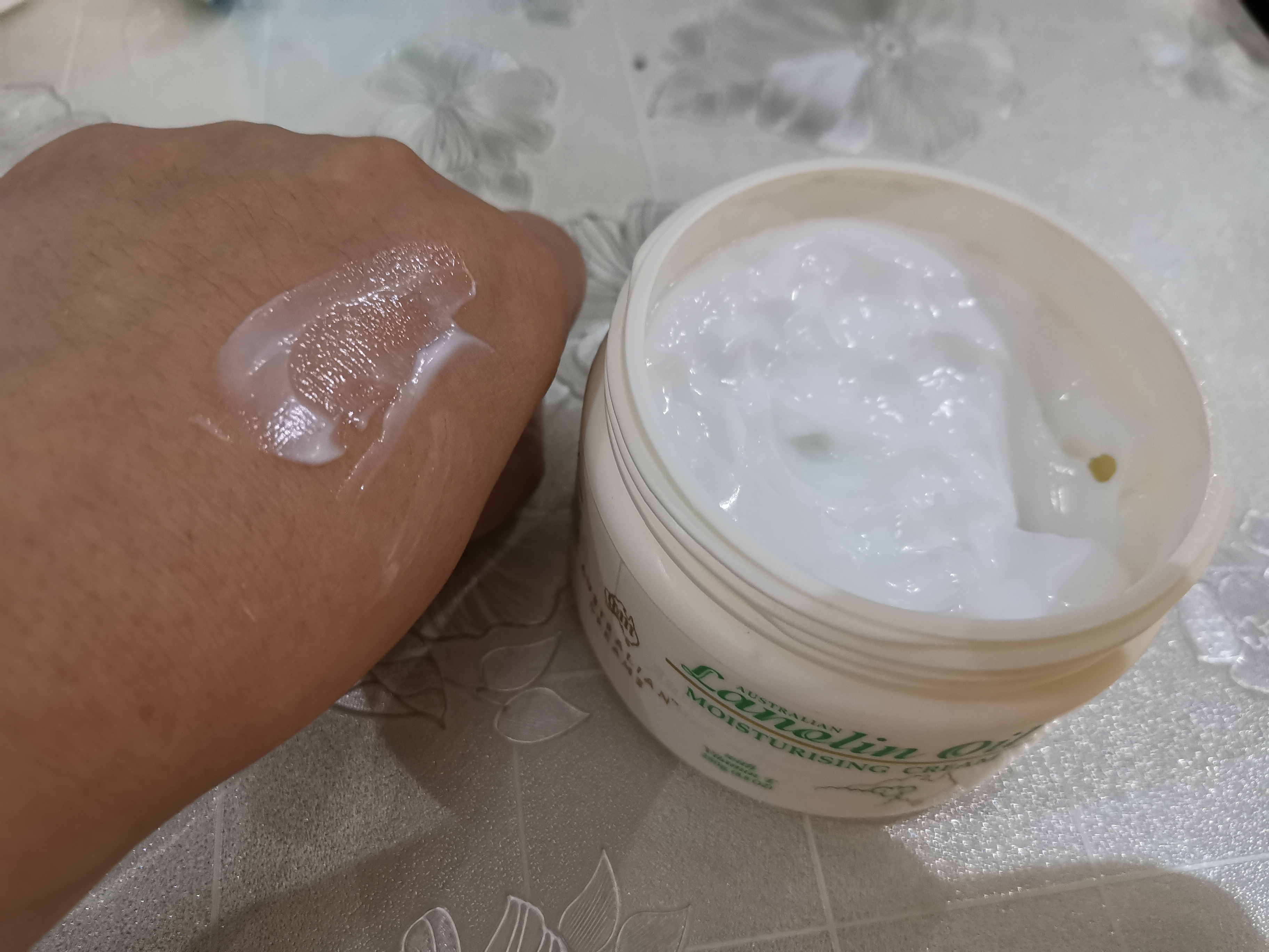 宝宝湿疹反复脸上擦什么保湿,宝宝湿疹可以擦金银花多效面霜吗