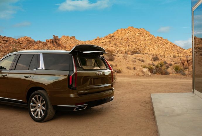 凯雷德对比路虎卫士气场,新款凯雷德的参数配置