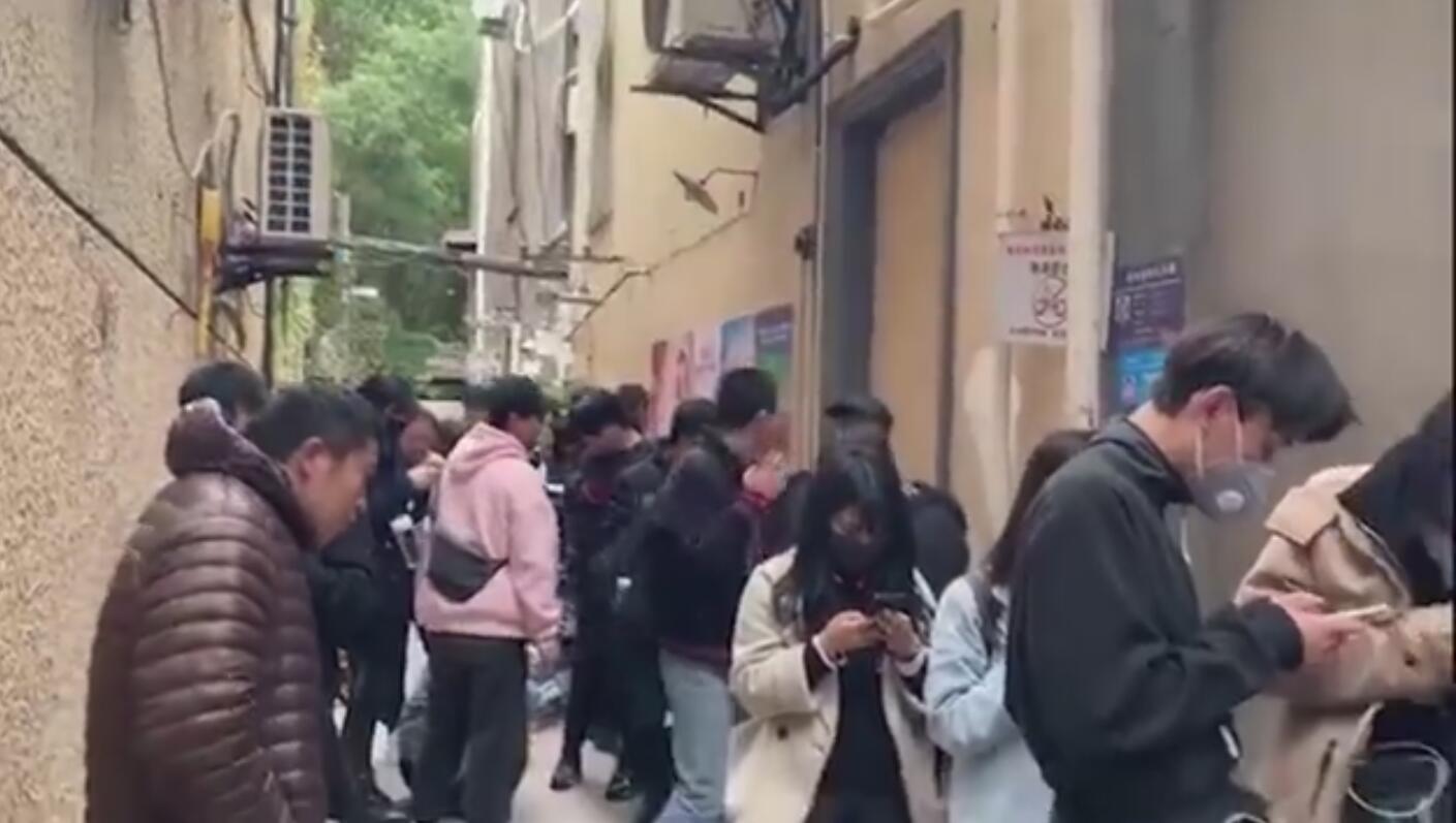 上海真爱粉排14小时买JJ一杯咖啡黄牛：这届粉不行周董的卖500都抢这才加50