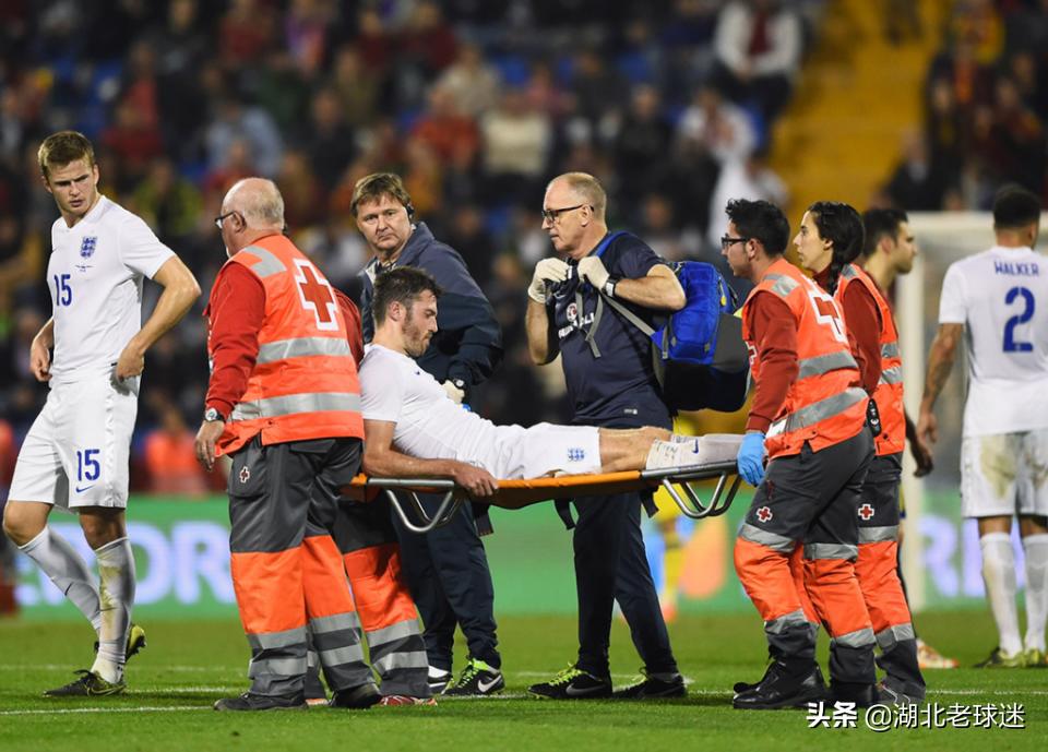 *力暴**足球再现!门将飞踹前锋头部,脖子上全是伤,还留下大血洞