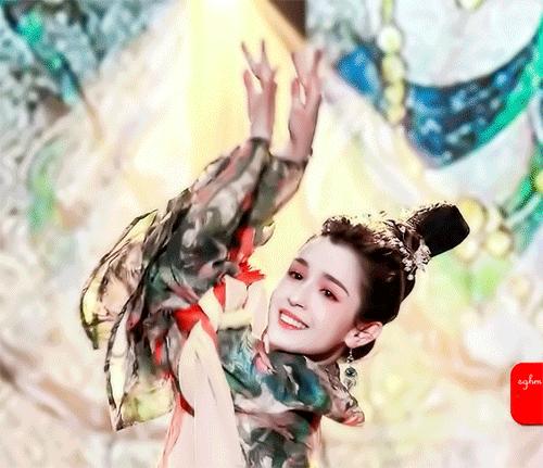 敦煌壁画里的飞天活过来了！抖音啥的视频平台都刷爆了