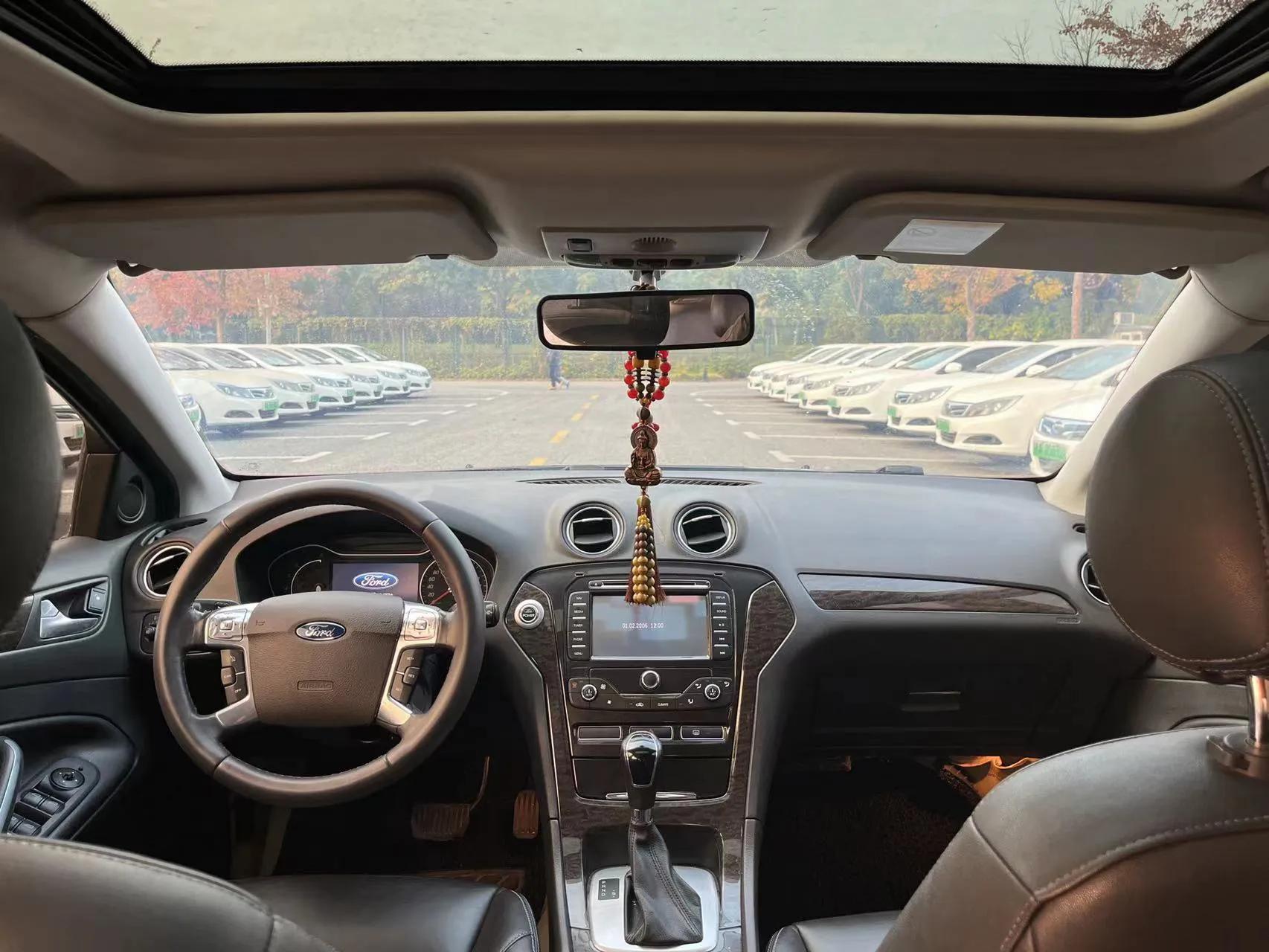 当年20多万的12款蒙迪欧2.3外形到现在也不过时4万多无人问津