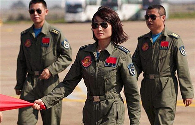 金孔雀余旭的最后一程：36万群众手捧菊花送别，墓前4架飞机模型