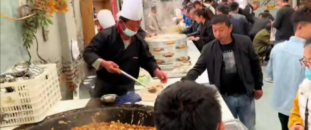 河南濮阳小伙第一锅大烩菜在哪儿,濮阳一天卖出上万碗烩菜