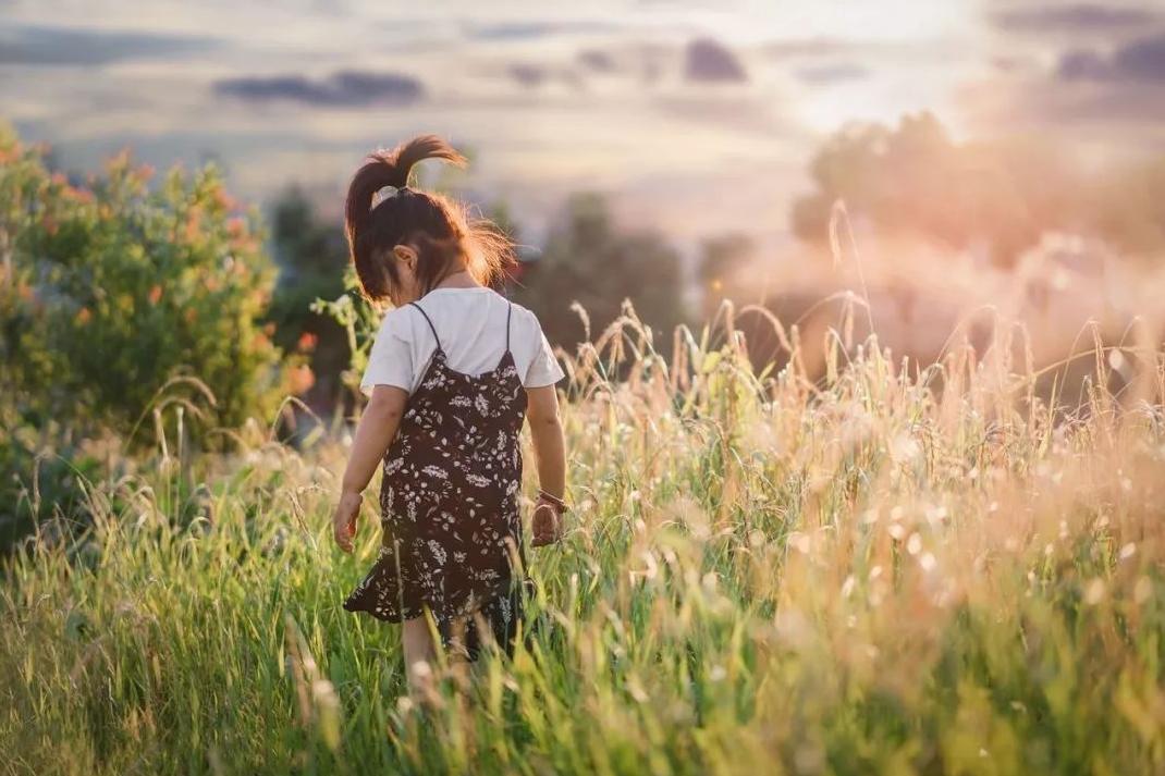 公交车上孩子肚子疼的大哭,小男孩在公交车上突然肚子疼