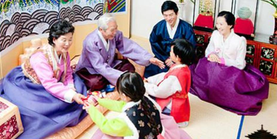 春节对中国人来说是最重要的节日,春节作为中国最受重视的一个节日