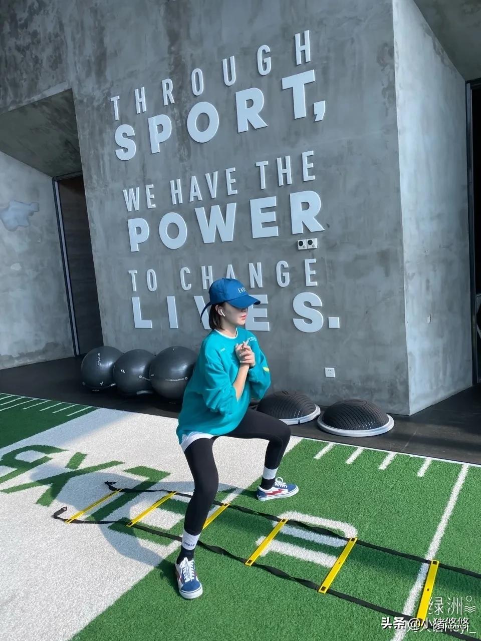 连帽卫衣白色帆布鞋高级穿搭,绿色卫衣配帆布鞋还是老爹鞋