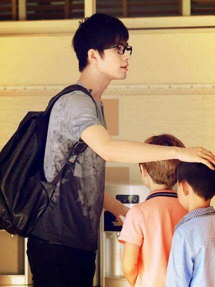 陈学冬车祸腿部受伤,陈学冬脖子扭伤视频