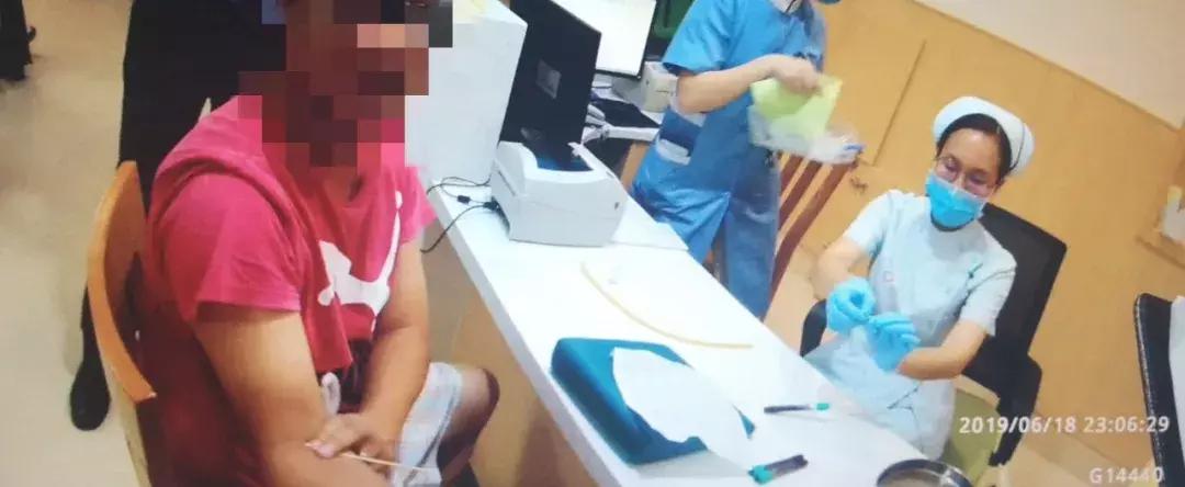 女儿半夜发高烧丈夫不知所踪,女儿忽然晕倒父母却无动于衷