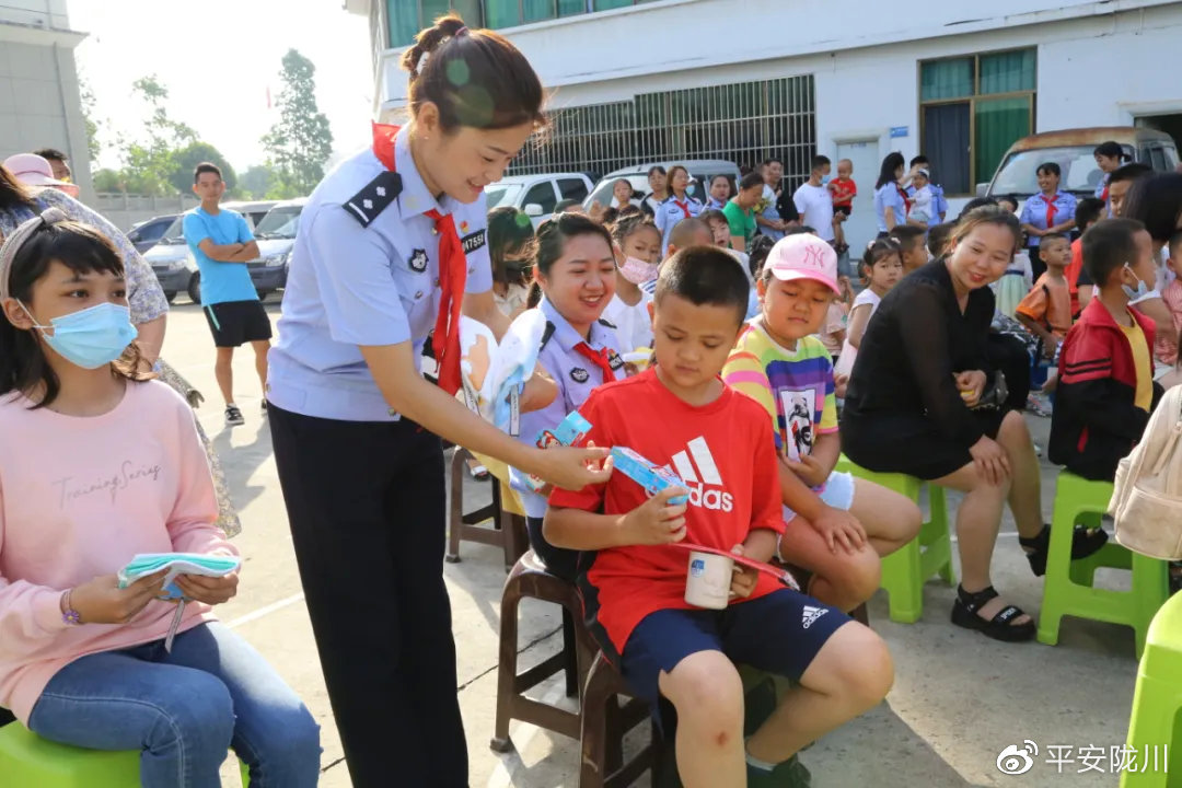 第一次走进警营过六一,迎六一进警营