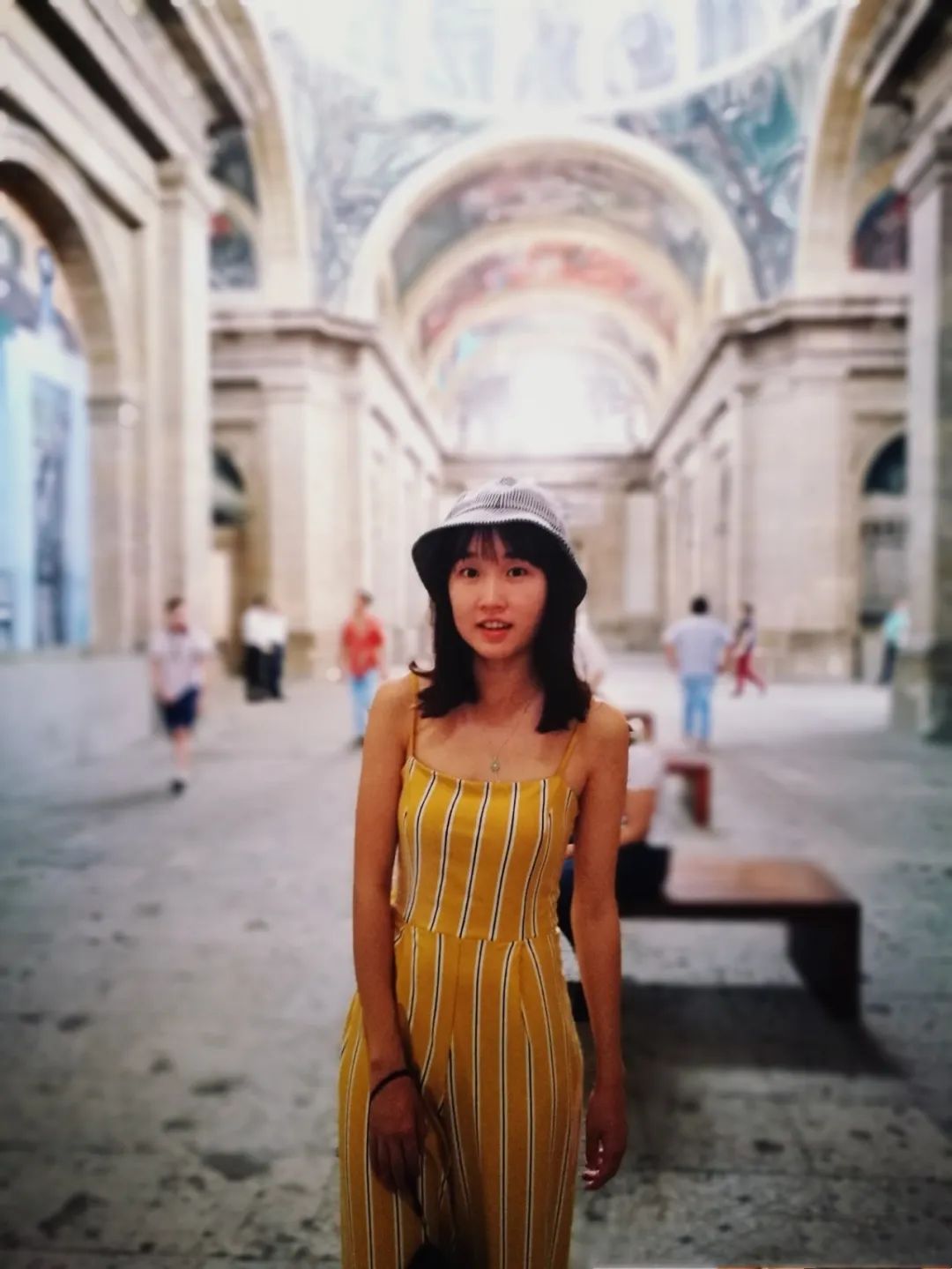 她花4年旅行全球，然后在古城街头摆摊卖故事