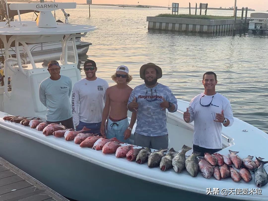 57岁阿汤哥比24岁黑人养子年轻太多！星二代是光环还是诅咒？