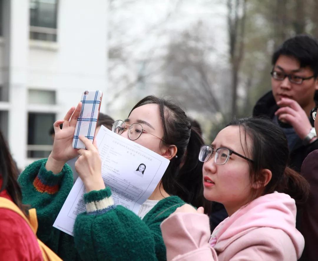 经济专业考公务员哪些部门吃香,公务员哪个岗位待遇最好比较轻松