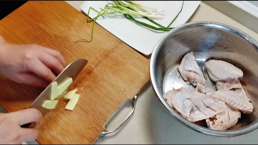 鸡翅裹面包渣怎么煎视频,鸡翅裹粉怎么裹