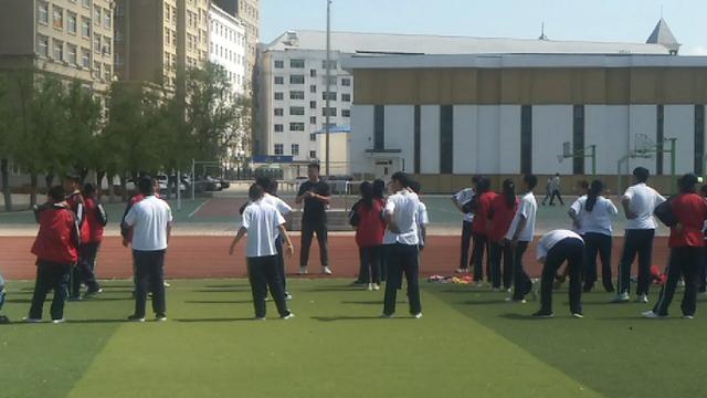 小学体育篮球交叉步突破,高中体育课篮球三步上篮教案